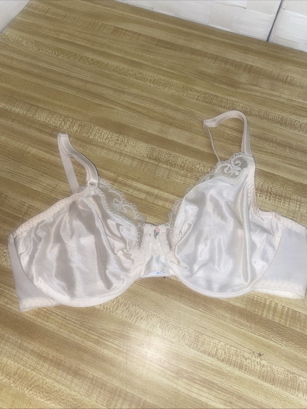 80s Maidenform Wired Unlined Bra 36C Style 95819 Nylon Lace Back Close